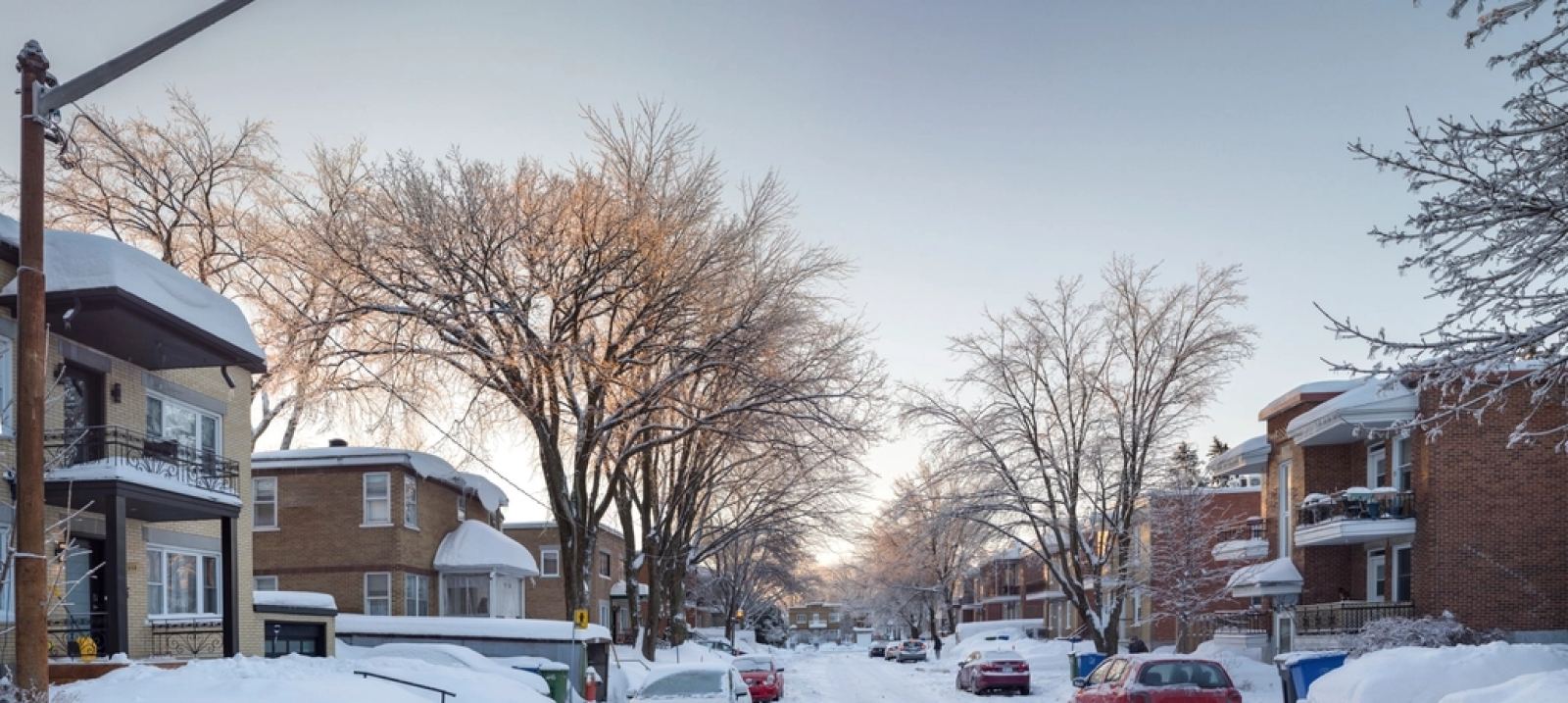 A snowy residential street in Montréal in winter